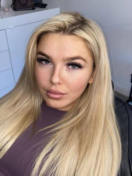 Full glam lash set on blonde client