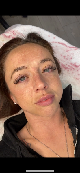 Classic lash extensions with a soft natural finish